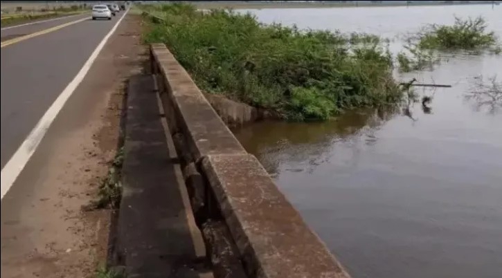 EL AGUA DE LA CRECIENTE SOCAVÓ UN PUENTE EN SANTO TOMÉ