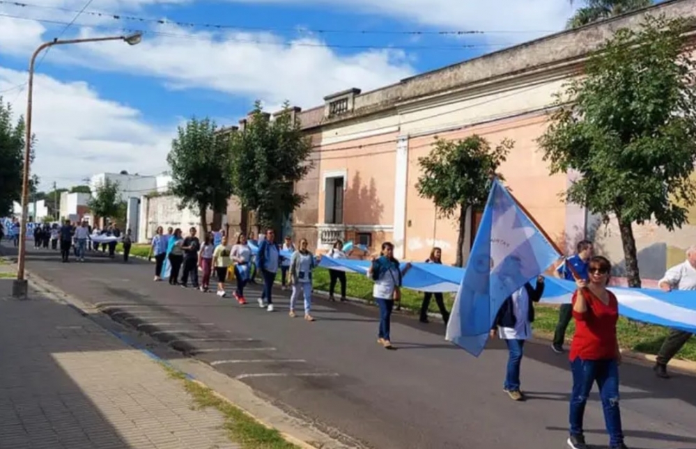 DOCENTES VUELVEN A MARCHAR POR RECLAMOS