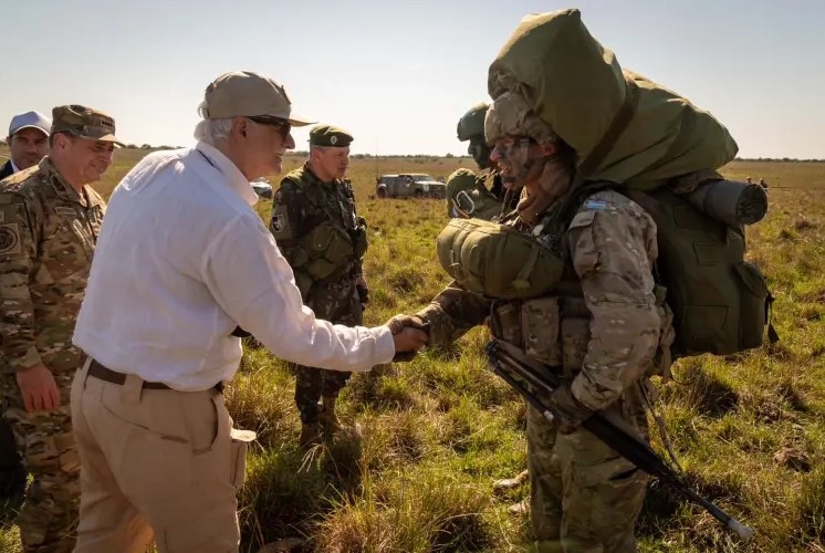 EL MINISTRO DE DEFENSA SUPERVISÓ LOS EJERCICIOS MILITARES