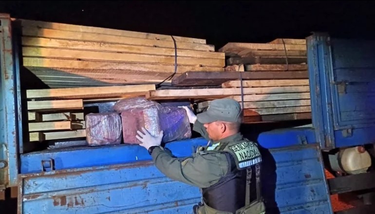 SECUESTRAN 130 KILOS DE MARIHUANA OCULTOS EN UN CAMIÓN