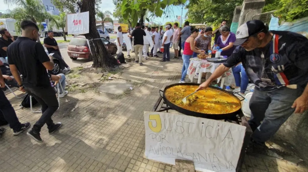 TRABAJADORES DE AVÍCILA SE MOVILIZARON HASTA EL SENASA