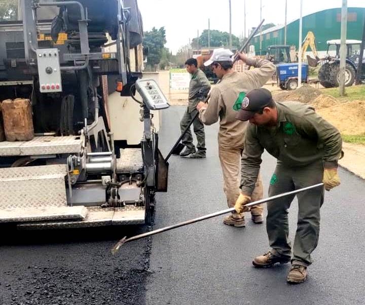 CONTINÚAN REPAVIMENTANDO LAS CALLES DE ITATÍ