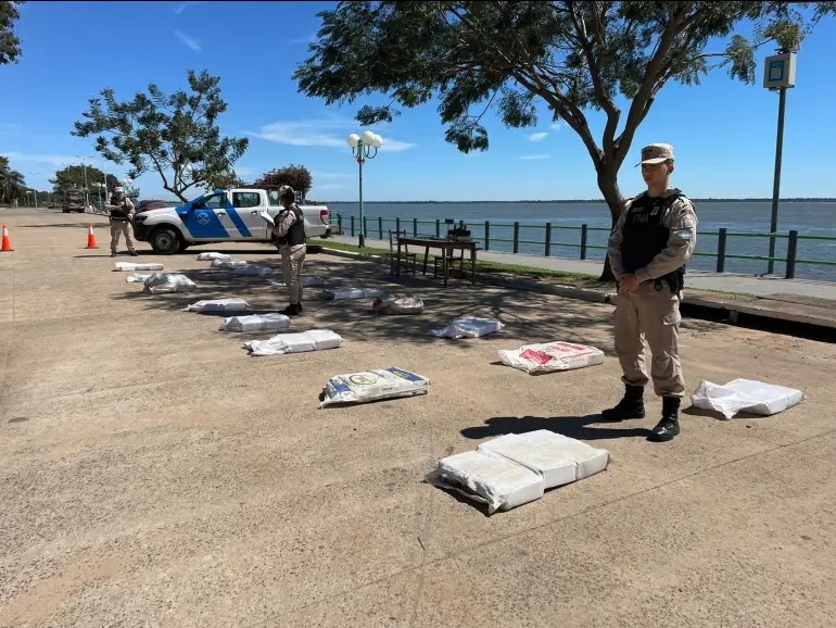 INCAUTAN CARGAMENTO DE MARIHUANA EN ISLA DE ITATÍ