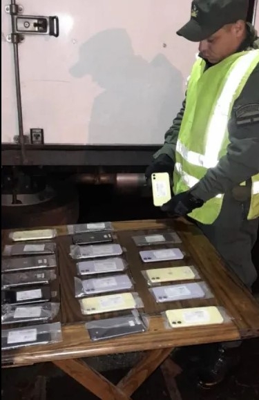 DETIENEN A CAMIONERO CON TELÉFONOS DE CONTRABANDO