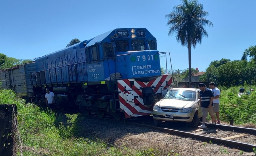 TREN EMBISTIÓ A UN AUTOMÓVIL
