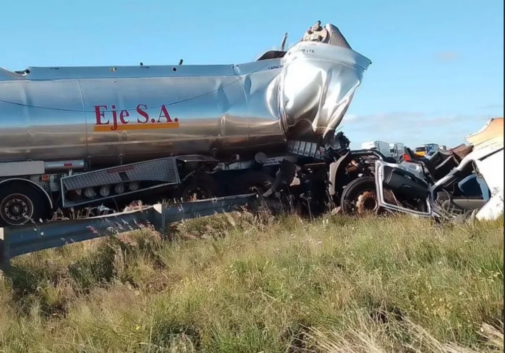 CHOQUE FATAL ENTRE DOS CAMIONES SOBRE LA RN14