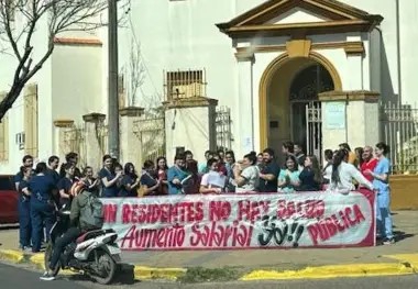 MÉDICOS RESIDENTES RECLAMARON POR MEJORAS