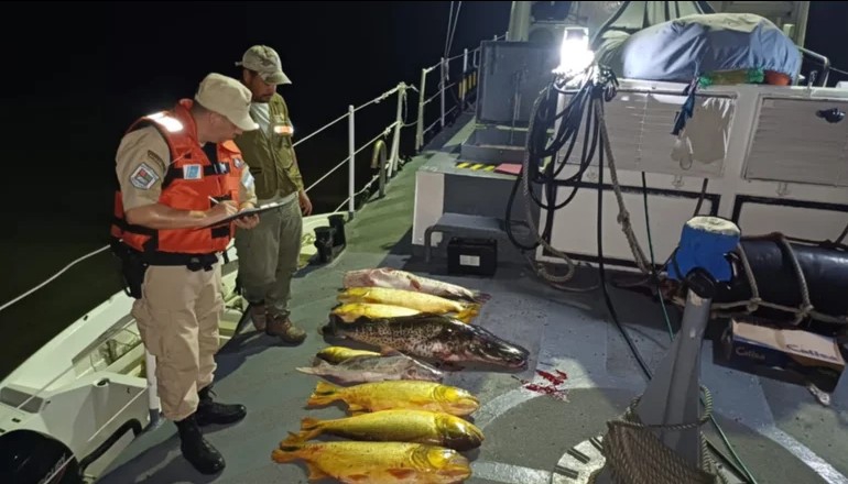 ATRAPAN A MALLONEROS PESCANDO EN ZONA PROHIBIDA