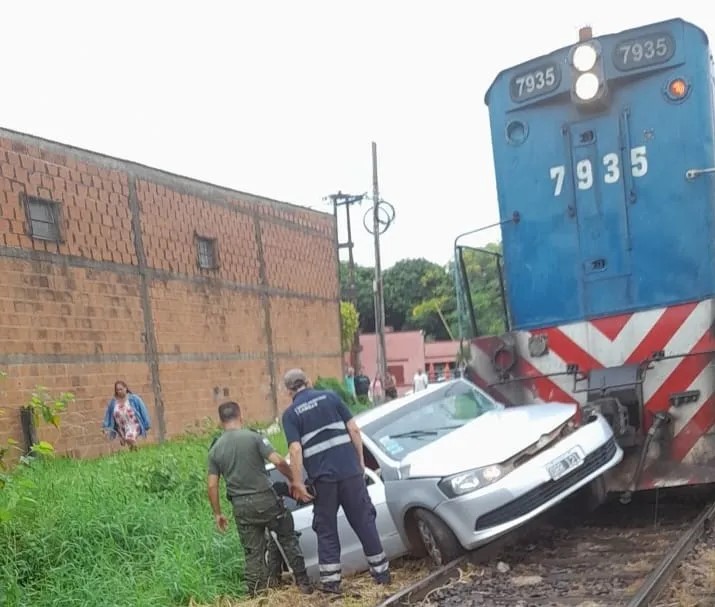 TREN DE CARGA ARROLLÓ A UN AUTOMÓVIL