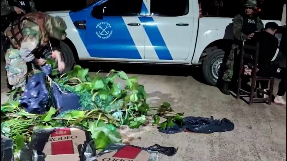 EN UN FALSO CAMALOTE CONTRABANDISTA TRANSPORTABA UN CARGAMENTO DE CIGARRILLOS POR EL RÍO
