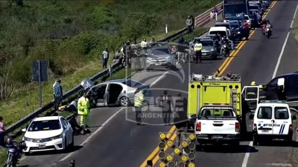 UN AUTOMÓVIL Y UNA CAMIONETA CHOCARON DE FRENTE SOBRE EL PUENTE INTERPROVINCIAL CHACO CORRIENTES
