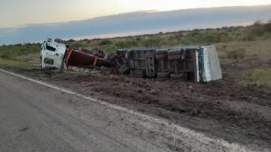 DESPISTE Y VUELCO DE UN CAMIÓN CERCA DE CURUZÚ CUATIÁ