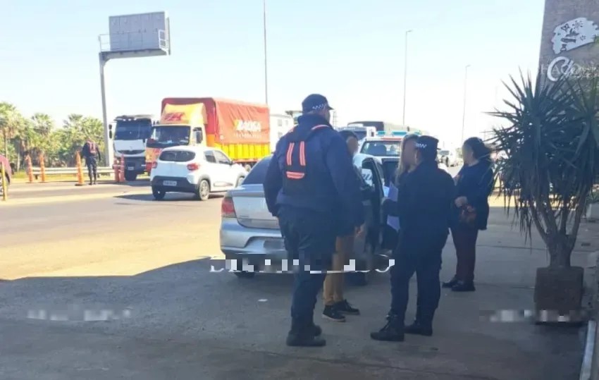 DETIENEN A MUJERES QUE TRASLADABAN UN MENOR INDOCUMENTADO
