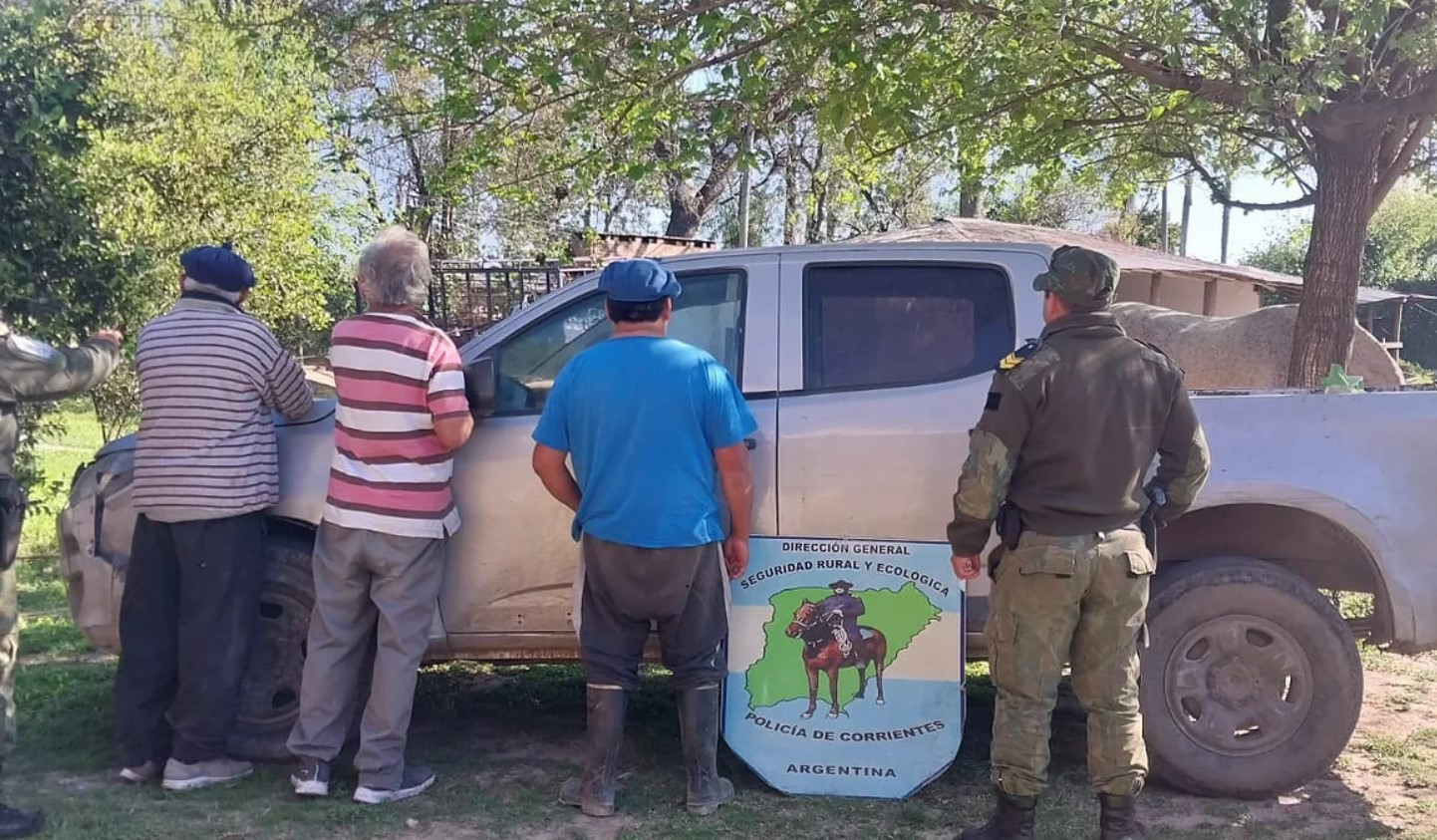 DETENIDOS POR TRANSPORTAR UNA VACA FAENADA EN UNA CAMIONETA