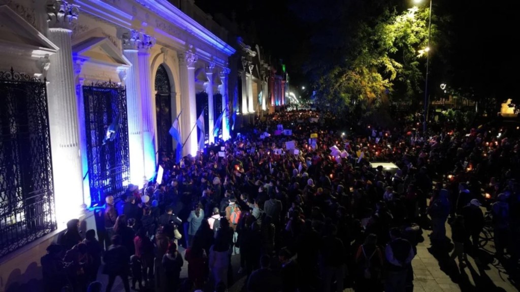 UNA MULTITUD MARCHÓ EN LA CIUDAD DE CORRIENTES PARA PEDIR POR LA APARICIÓN DE LOAN