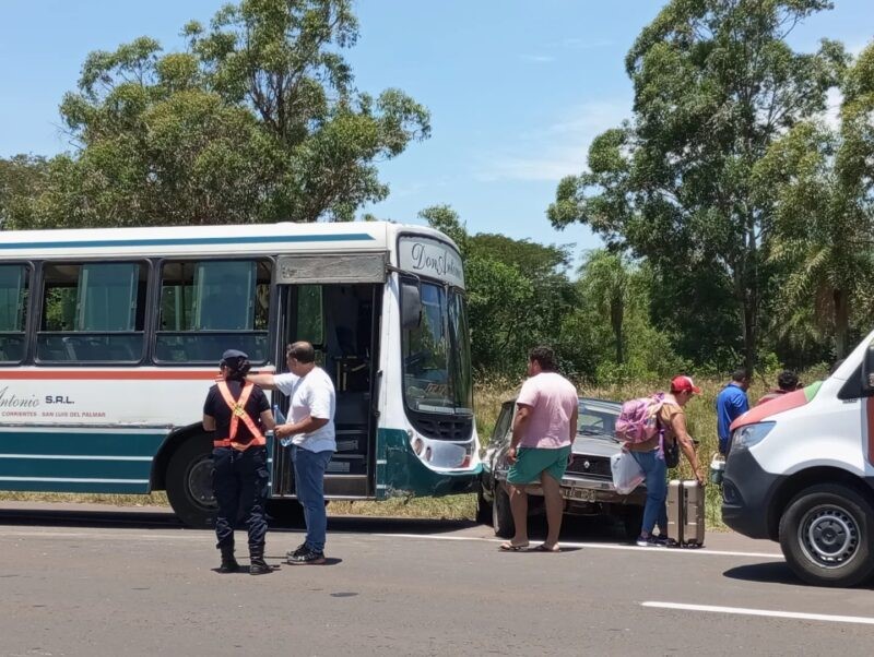 UN COLECTIVO Y DOS AUTOS CHOCARON CERCA DE RAMADA PASO