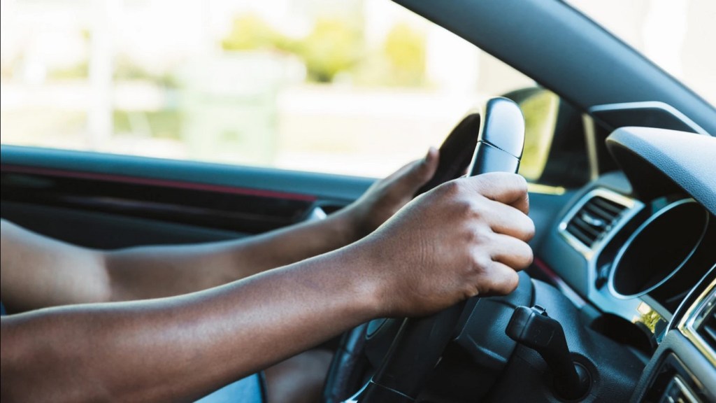 APROBARON LA REDUCCIÓN DE EDAD PARA CONDUCIR AUTOMÓVILES DE TRANSPORTE