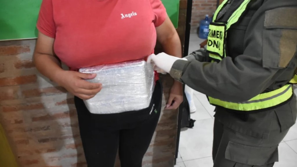 PASAJERA VIAJABA HACIA CORRIENTES CON DOS KILOS DE COCAÍNA