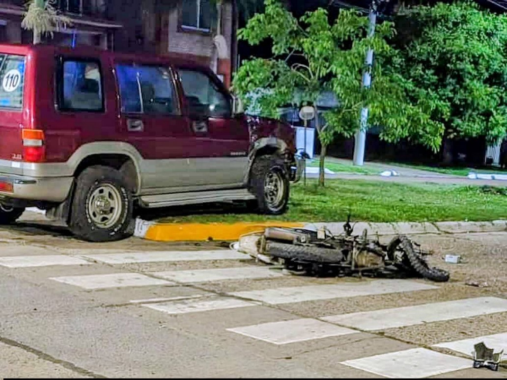 MENOR DE 17 AÑOS MUERE AL IMPACTAR SU MOTO CONTRA UNA CAMIONETA
