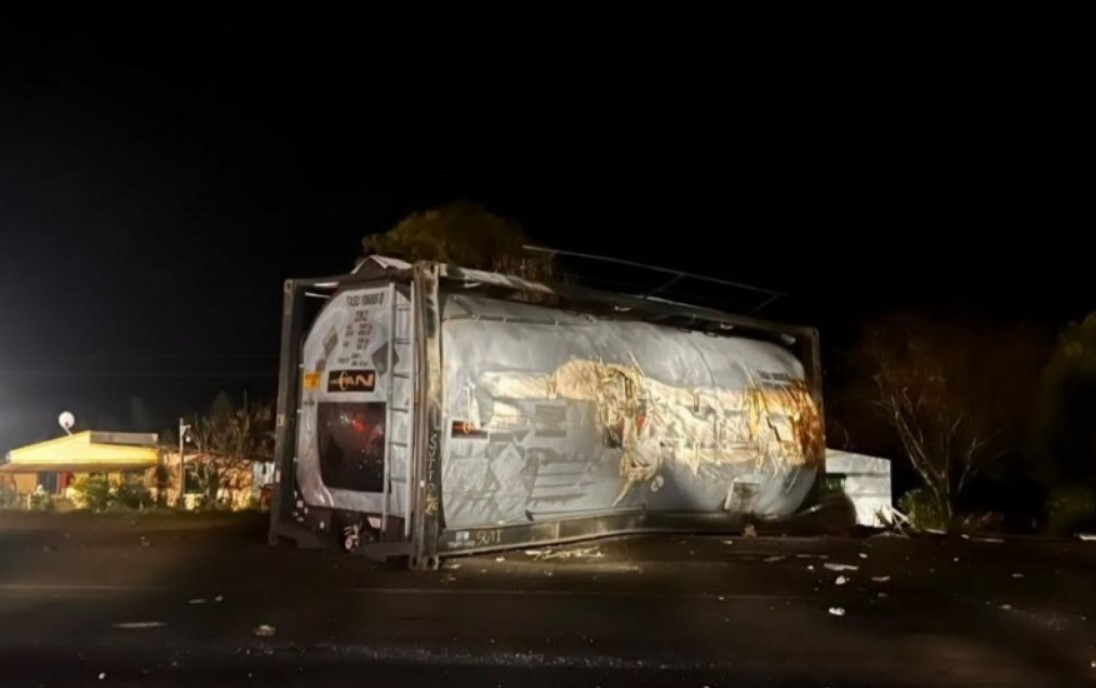 CAMIÓN CISTERNA VOLCÓ SOBRE LA RN14