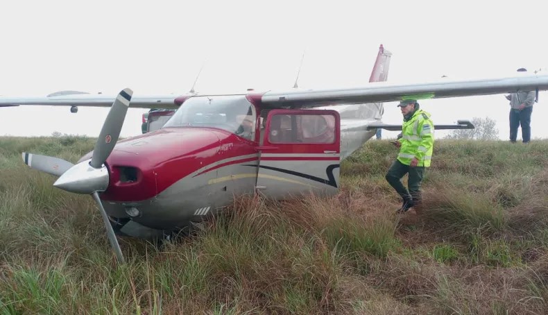 ABANDONARON UNA AVIONETA SOBRE LA RUTA NACIONAL N°12