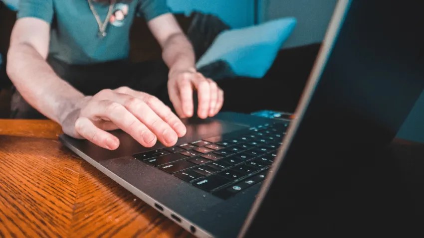DETIENEN A UN HOMBRE POR DISTRIBUIR IMÁGENES PORNOGRÁFICAS DE MENORES