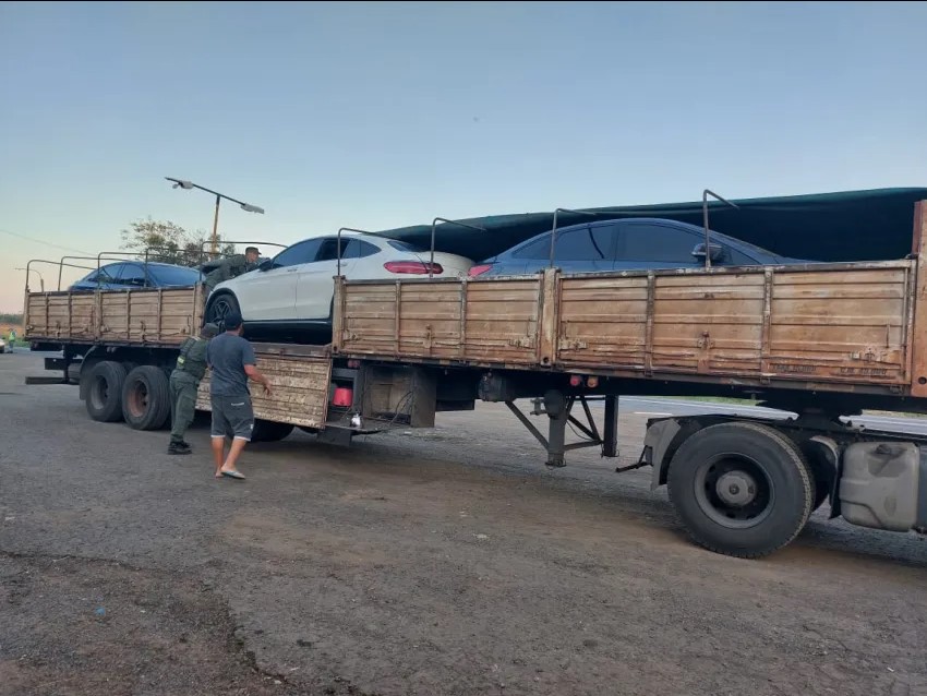 SECUESTRAN UN CAMIÓN QUE TRANSPORTABA AUTOMÓVILES DE ALTA GAMA SIN PAPELES