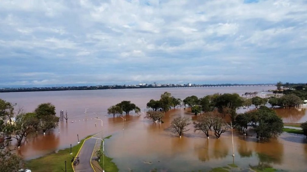 CRECIENTE DEL RÍO URUGUAY: EVACUAN A FAMILIAS EN PASO DE LOS LIBRES