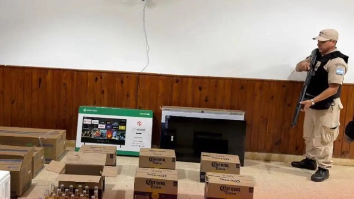 ABANDONAN MERCADERÍA DE CONTRABANDO EN LA COSTA DEL RÍO URUGUAY