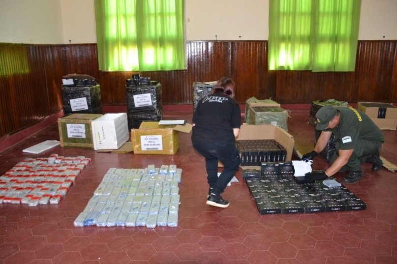 DESCUBREN EN SANTO TOMÉ ENCOMIENDAS CON MERCADERÍAS DE CONTRABANDO
