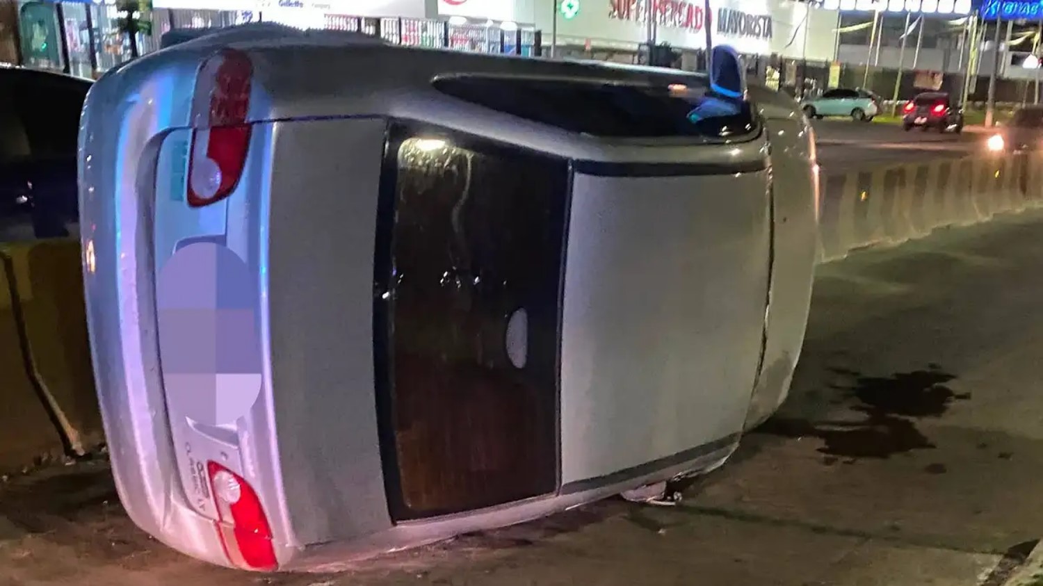 VOLCÓ UN AUTOMÓVIL SOBRE LA RUTA 5