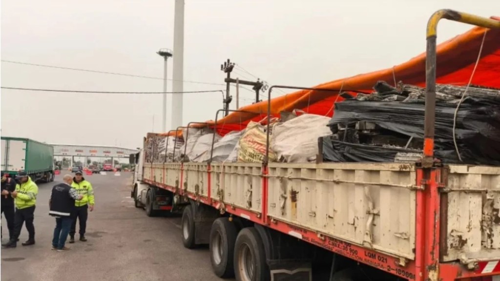 INCAUTAN CARGAMENTO DE CHATARRA TRANSPORTADO EN CAMIONES