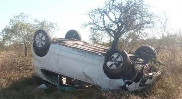 UN AUTOMÓVIL DESPISTÓ Y VOLCÓ CERCA DE MERCEDES