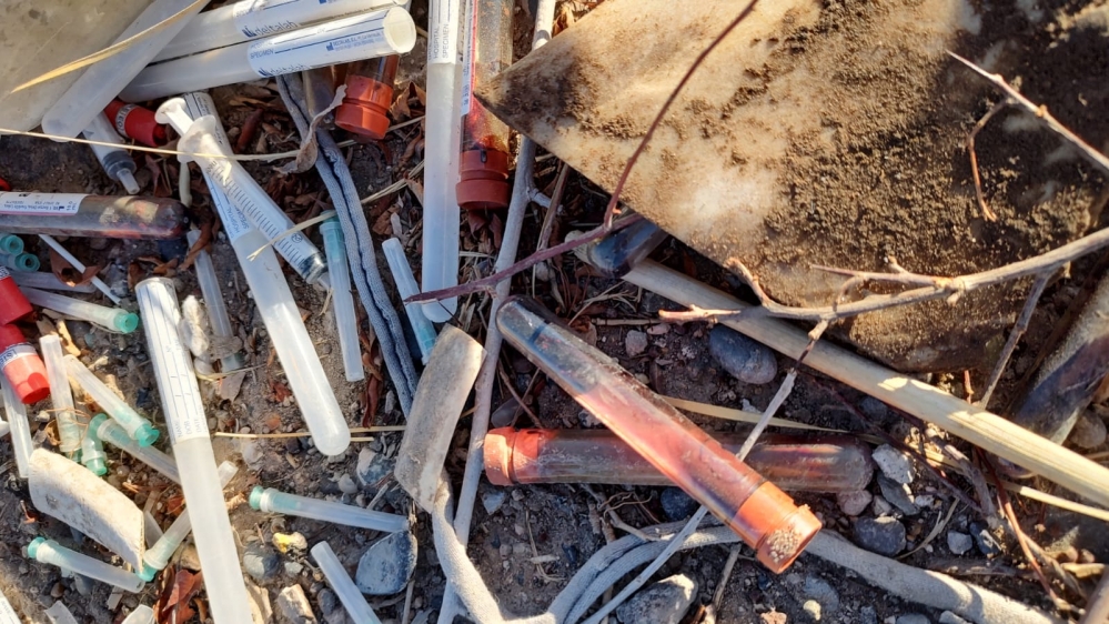 Bronca en Vista Alegre: tiraron jeringas usadas y tubos con sangre en el Parque industrial.