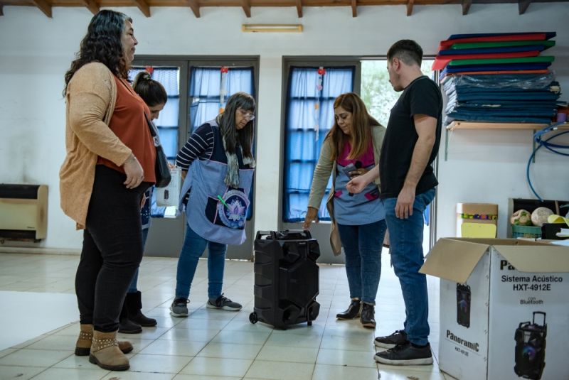 Alejo Sarna entregó el equipo de audio N°40 a instituciones de Campana