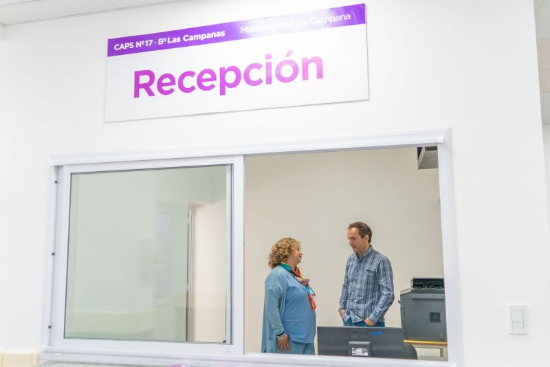 Abella visitó al personal de salud en su primer día de trabajo en el nuevo CAPS de Las Campanas