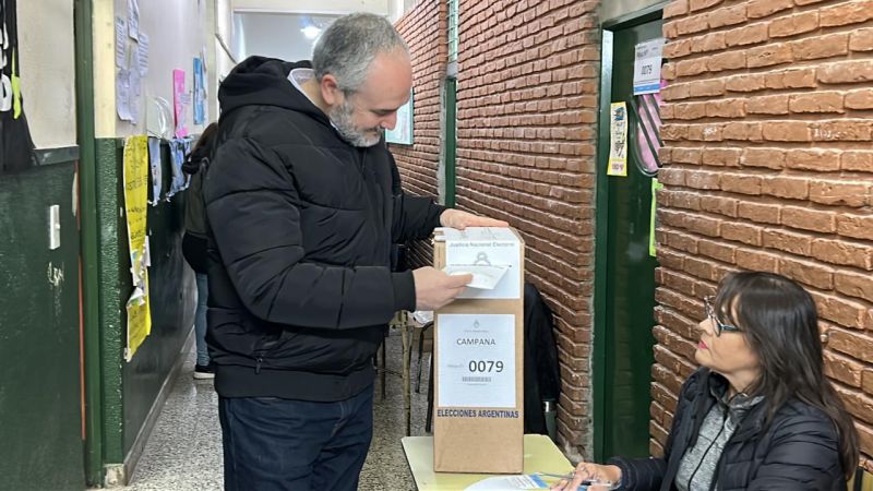 Pablo Gentilini el precandidato votó también temprano en la Escuela Nº 5
