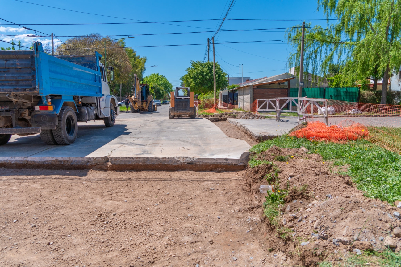 Abella supervisó los avances del plan de bacheo de hormigón en el casco urbano
