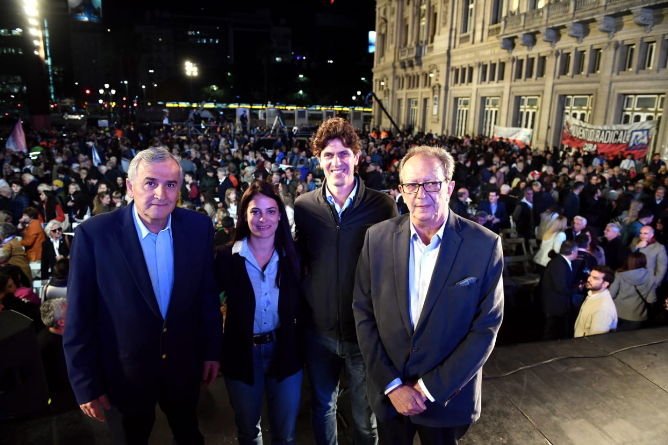 "Rechazamos los dos peligros que ya conocimos en Argentina, ni la tentación hegemónica ni la deriva autoritaria", afirmó Lousteau en el homenaje a Alfonsín