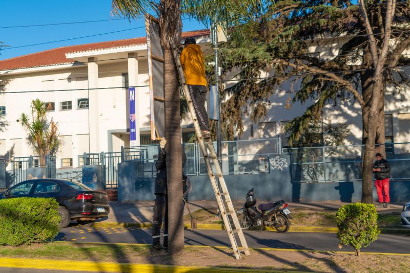 Personal municipal retira la cartelería electoral de la vía pública cerca a los lugares de votación