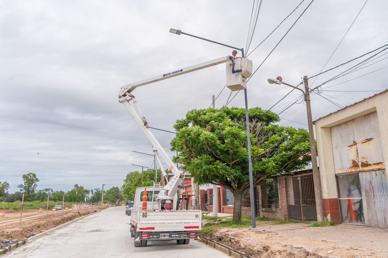 Abella recorrió la obra de renovación de la avenida Bellomo