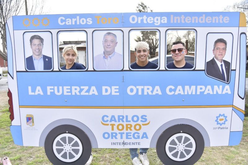 Ortega presentó un colectivo simulado para cuestionar el problema del transporte público