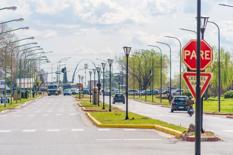 Avenida Alfonsín: avanza la instalación de nuevas luminarias y farolas