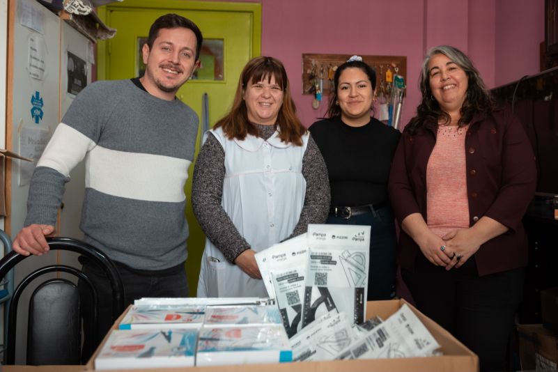 En el mes de la educación, Alejo Sarna entregó kits de geometría para estudiantes de primaria