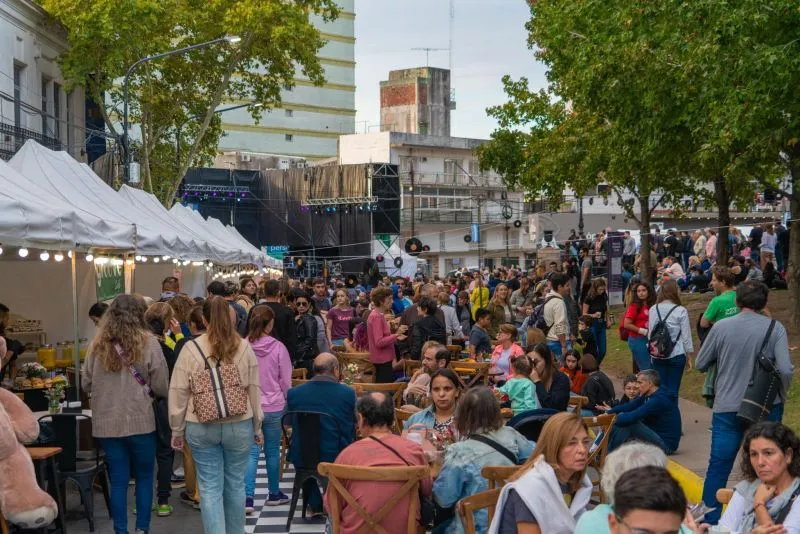 El otoño brilló en Campana en una tarde repleta de buena música y exquisitos sabores