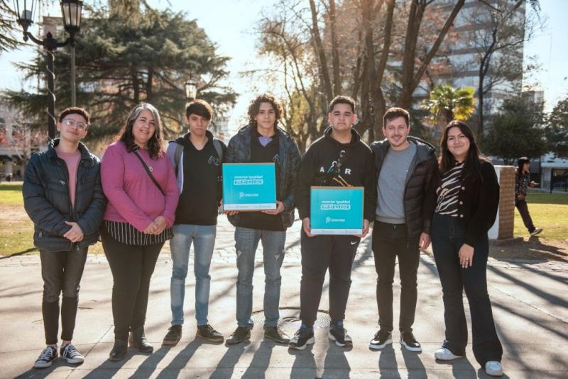 Alejo Sarna: “El programa Conectar Igualdad Bonaerense es un reconocimiento al esfuerzo y deseo de progreso de los y las pibas”
