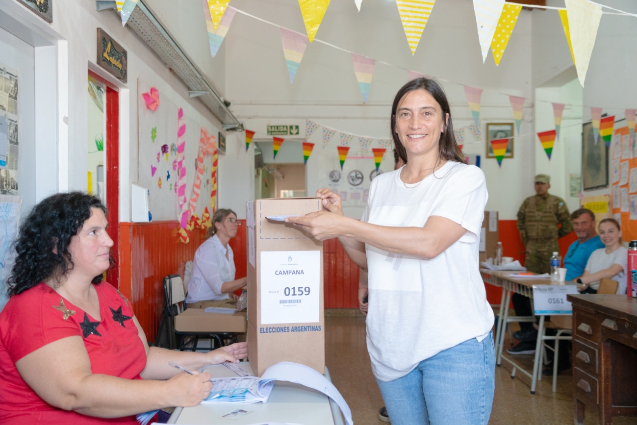 En la Escuela Primaria N° 6, sobre la Ruta 6, Elisa Abella emitió su voto en estas Elecciones Generales
