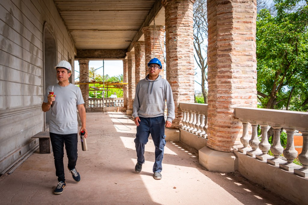 Avanza la reconstrucción de la Casa de los Costa: finalizó el proceso de anastilosis de las columnas