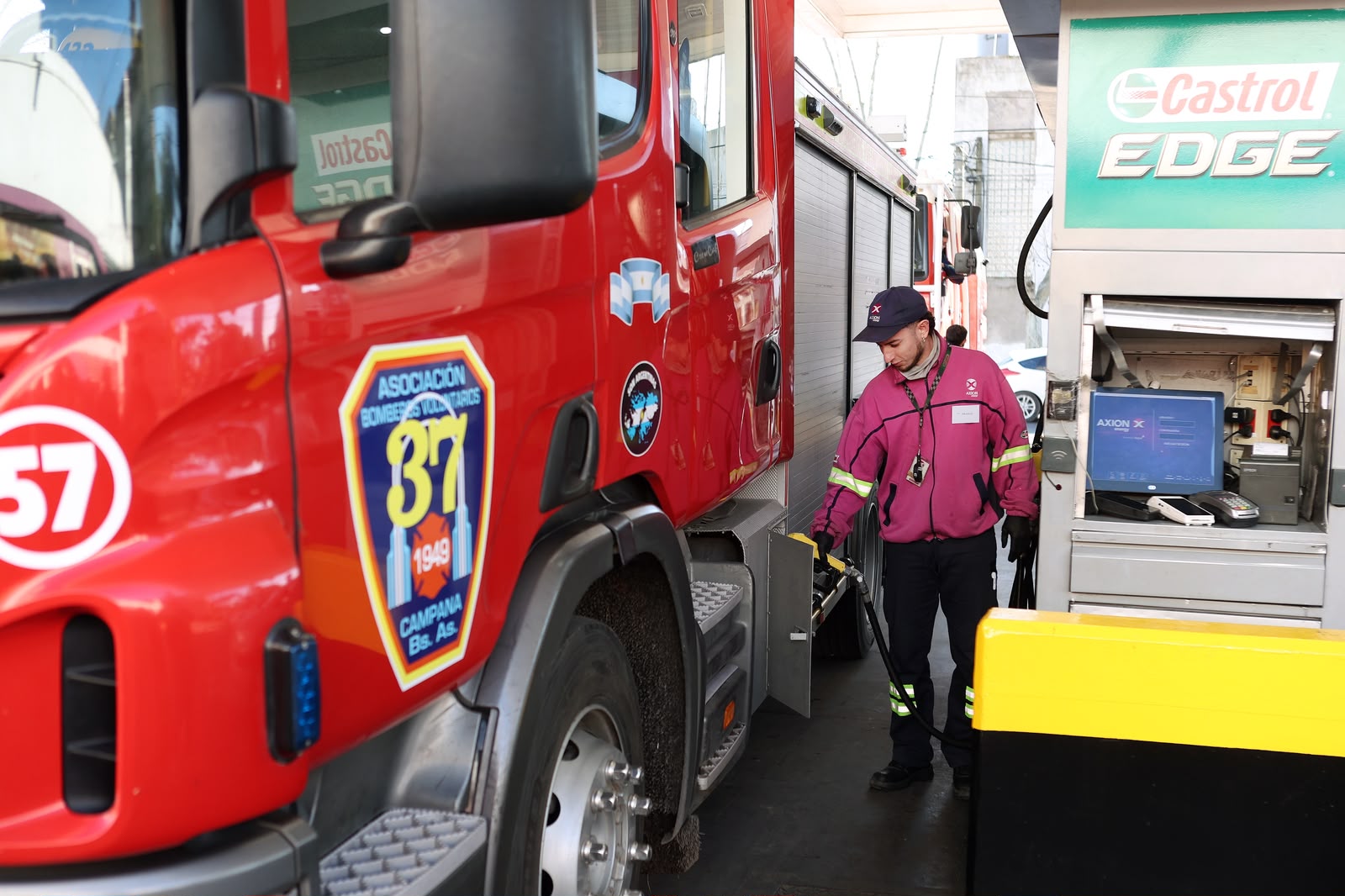 AXION energy renovó por tercer año consecutivo su donación de combustible a los Bomberos Voluntarios de Campana
