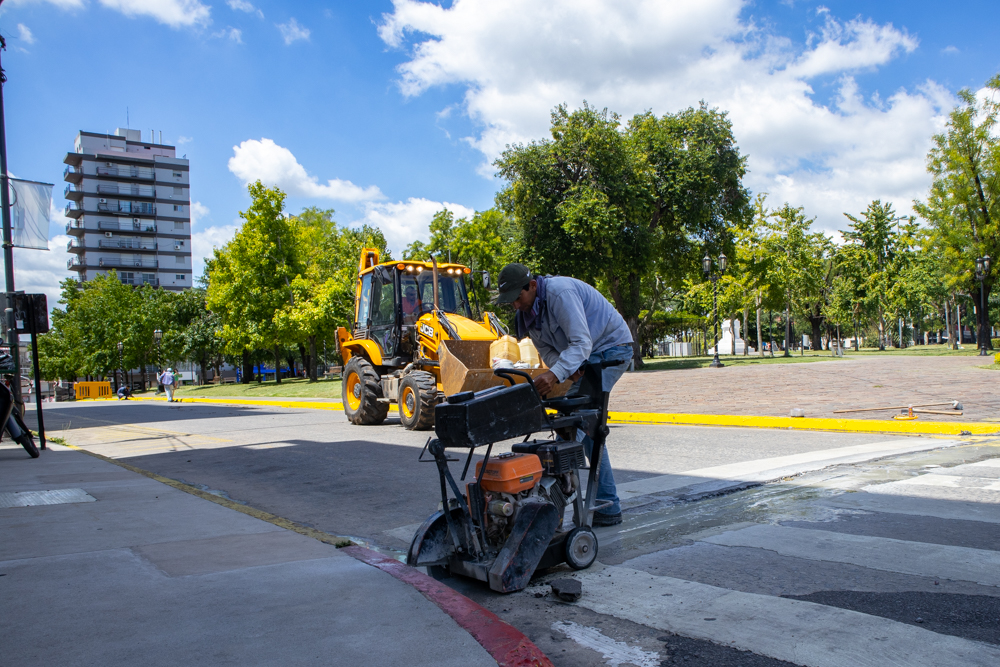 Plaza Eduardo Costa: la puesta en valor continúa con la colocación de reductores de velocidad